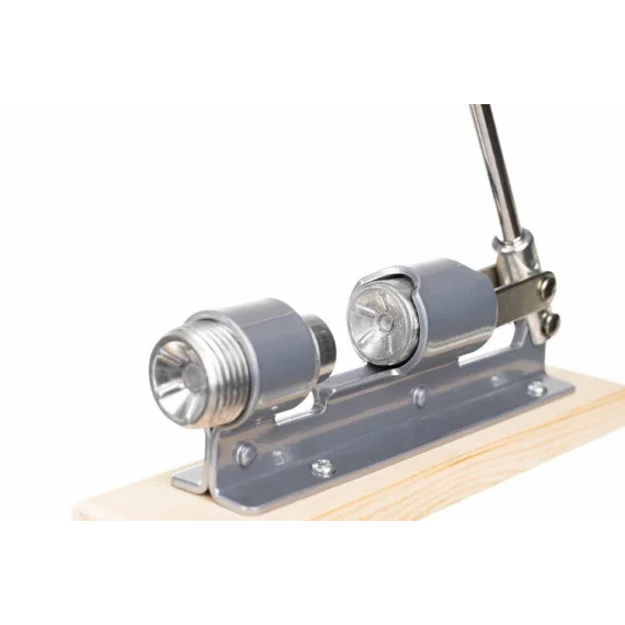 Nutcracker pe suport – spargator de nuci robust din otel inoxidabil cu baza din lemn