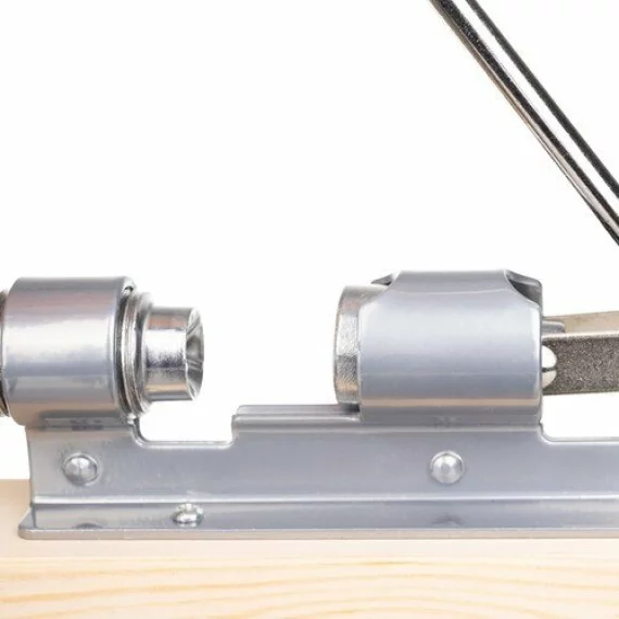 Nutcracker pe suport – spargator de nuci robust din otel inoxidabil cu baza din lemn