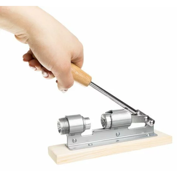 Nutcracker pe suport – spargator de nuci robust din otel inoxidabil cu baza din lemn