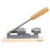 Nutcracker pe suport – spargator de nuci robust din otel inoxidabil cu baza din lemn